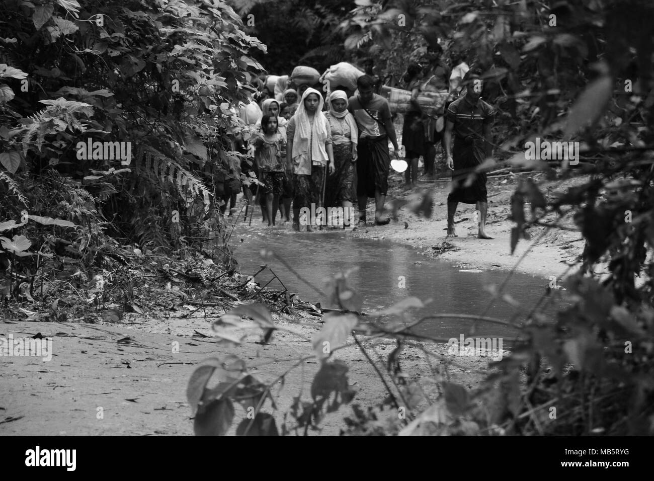 Bangladesh: Rohingya di rifugiati in fuga dall'operazione militare in Myanmar€™s Stato di Rakhine, inserito il territorio del Bangladesh a rifugiarsi in Coxâ€™s Bazar, Bangladesh il 8 settembre 2017. Più di mezzo milione di rifugiati Rohingyas dal Myanmar€™s Stato di Rakhine, avere le croci in Bangladesh dal mese di agosto 25, 2017 secondo l ONU. Il militare di Myanmar la più recente campagna contro l'Rohingyas iniziato dopo l'attacco su più posti di polizia in stato di Rakhine. Â© Rehman Asad/Alamy Stock Photo Foto Stock