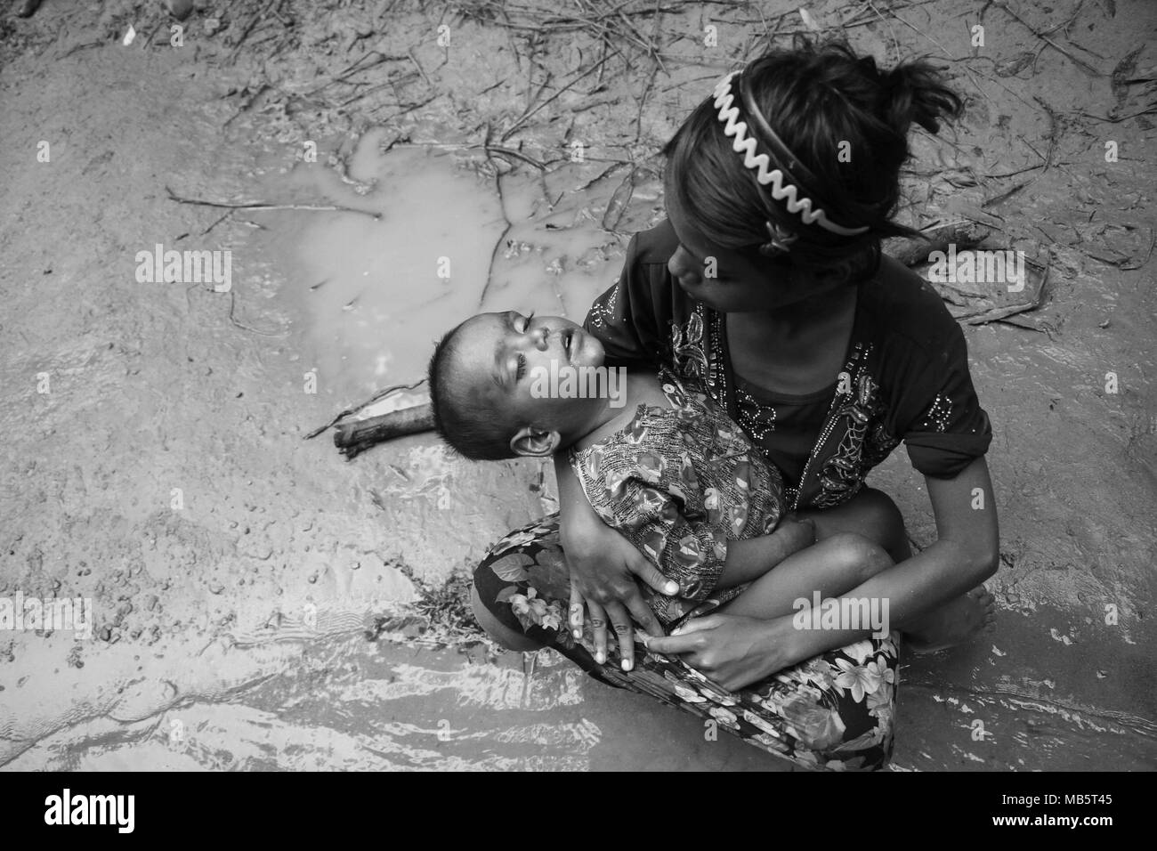 Bangladesh: Rohingya di rifugiati in fuga dall'operazione militare in Myanmar€™s Stato di Rakhine, inserito il territorio del Bangladesh a rifugiarsi in Coxâ€™s Bazar, Bangladesh il 8 settembre 2017. Più di mezzo milione di rifugiati Rohingyas dal Myanmar€™s Stato di Rakhine, avere le croci in Bangladesh dal mese di agosto 25, 2017 secondo l ONU. Il militare di Myanmar la più recente campagna contro l'Rohingyas iniziato dopo l'attacco su più posti di polizia in stato di Rakhine. Â© Rehman Asad/Alamy Stock Photo Foto Stock