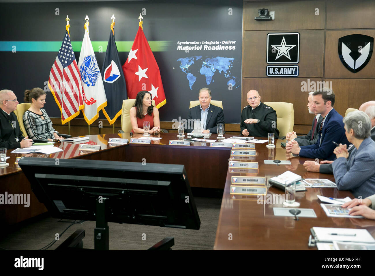 Negli Stati Uniti il senatore Doug Jones riceve un aggiornamento breve su strategico e della fattibilità operativa dall esercito Lt. Gen. Edward Daly, Esercito Materiel Command vice comandante generale, durante una visita alla sede centrale AMC al Redstone Arsenal, Alabama, 22 febbraio, 2018. Questo è il Jones prima visita a AMC diventando un senatore per lo stato dell'Alabama. Foto Stock