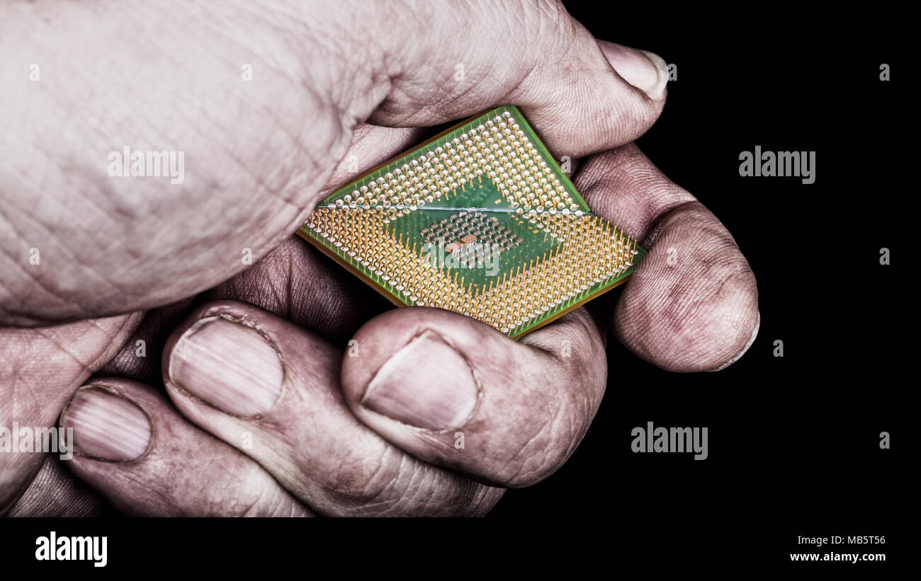 Mano sporca schiaccia microprocessore con bug critico. Rotture di chip di computer in hacker's fist su sfondo nero. Cyber security, digitalizzazione, sfruttare. Foto Stock