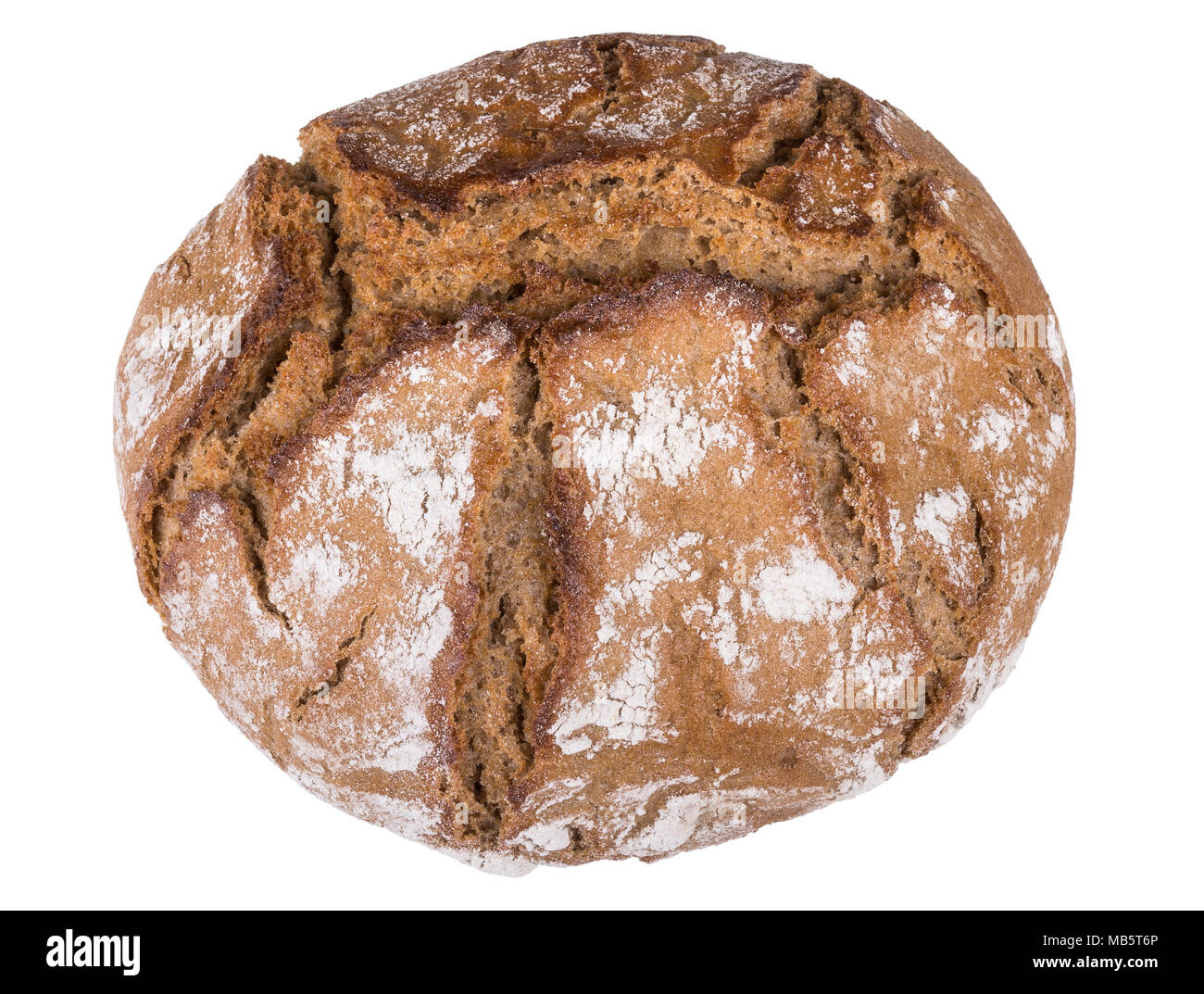 Piccola pagnotta di pane marrone con crepe. Close-up di freschi di forno pane croccante rotolo. Isolato su sfondo bianco. Foto Stock