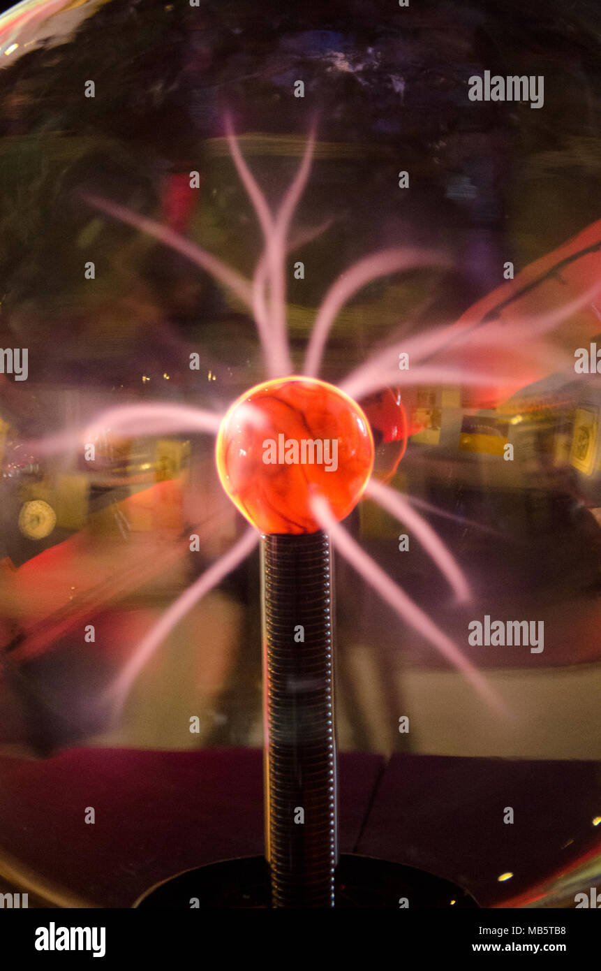 Un plasma Ball è un globo di vetro riempito con gas nobel ed ha un elettrodo nel centro. Quando una corrente alternata ad alta frequenza viene eseguito attraverso Foto Stock