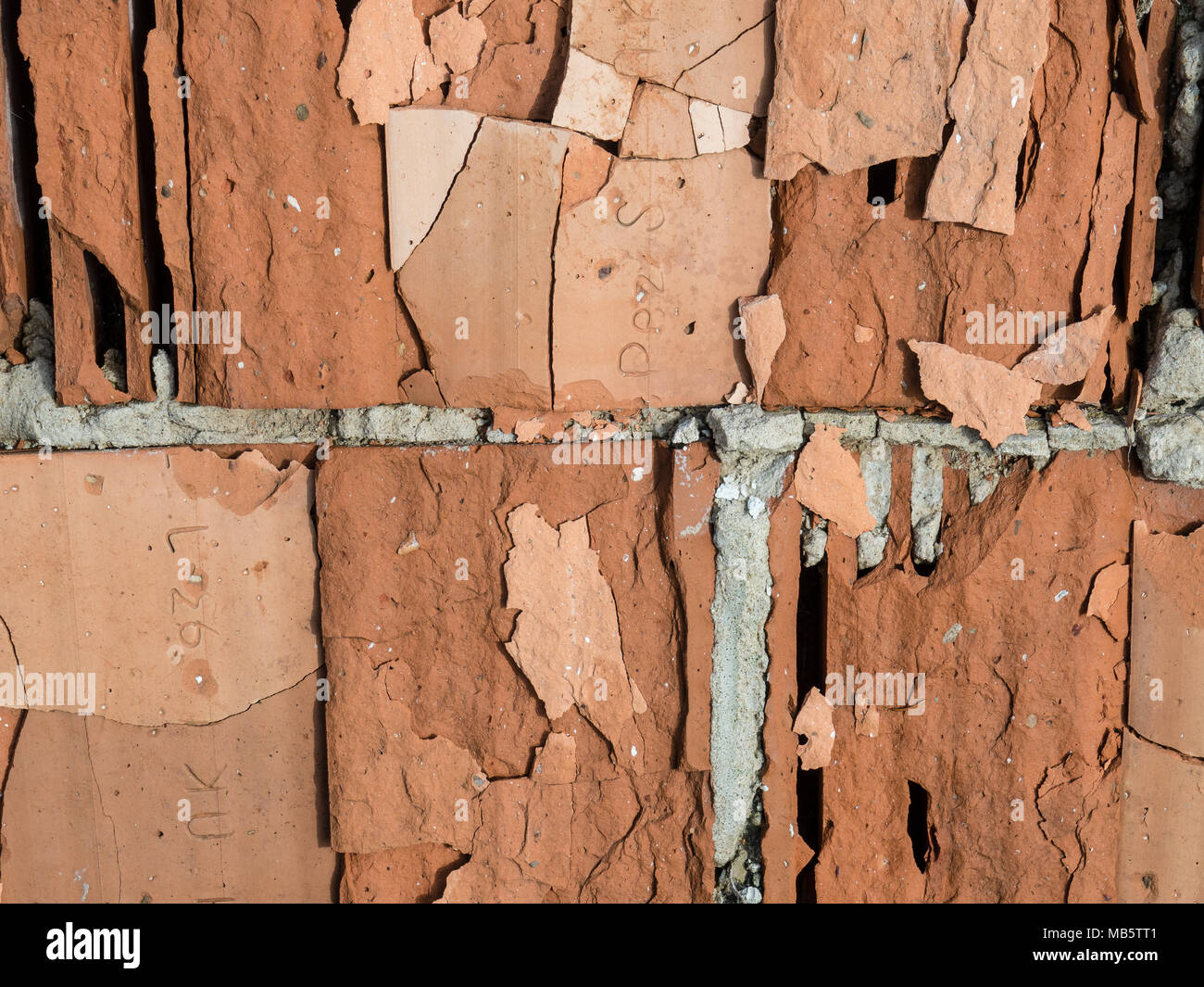 Vecchi mattoni dal demolito casa. Onere ambientale di discariche selvagge. Foto Stock