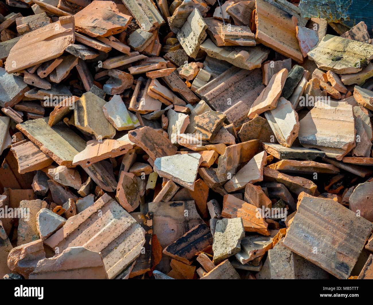 Vecchio tetto di piastrelle da demolita casa. Onere ambientale di discariche selvagge. Foto Stock