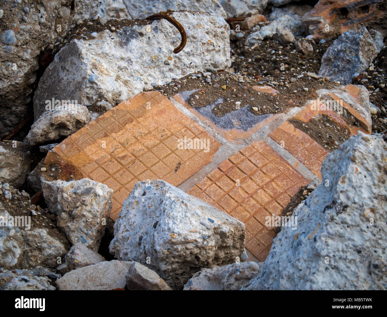 Vecchi mattoni dal demolito casa. Onere ambientale di discariche selvagge. Foto Stock