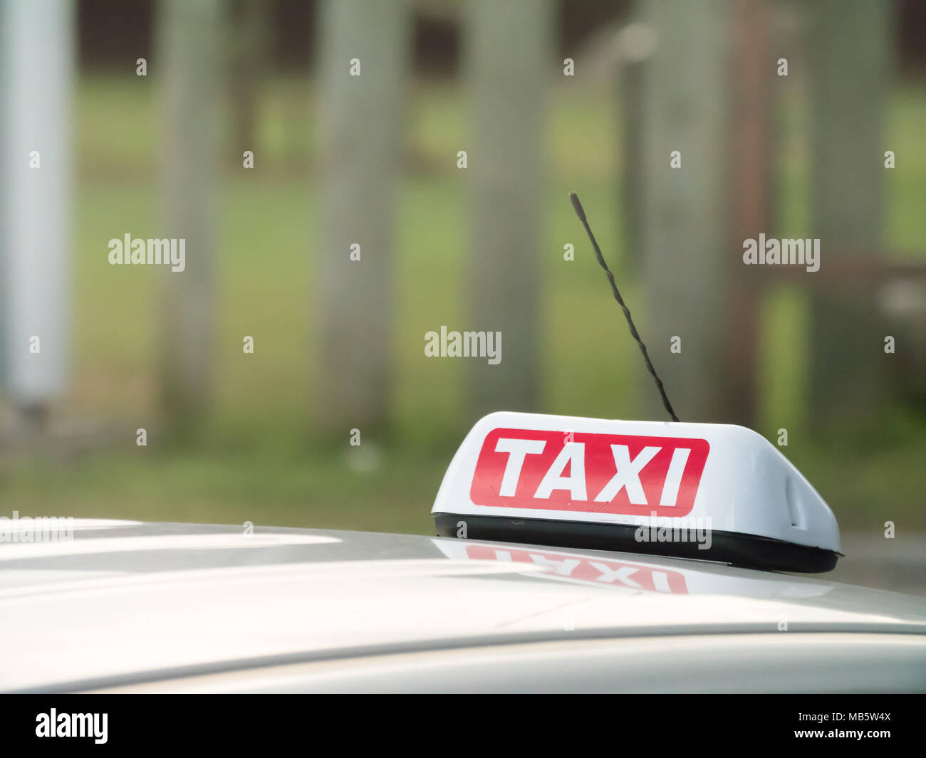 Segno di taxi e antenna ontop montato su di una macchina con un riflesso delle Seychelles Foto Stock