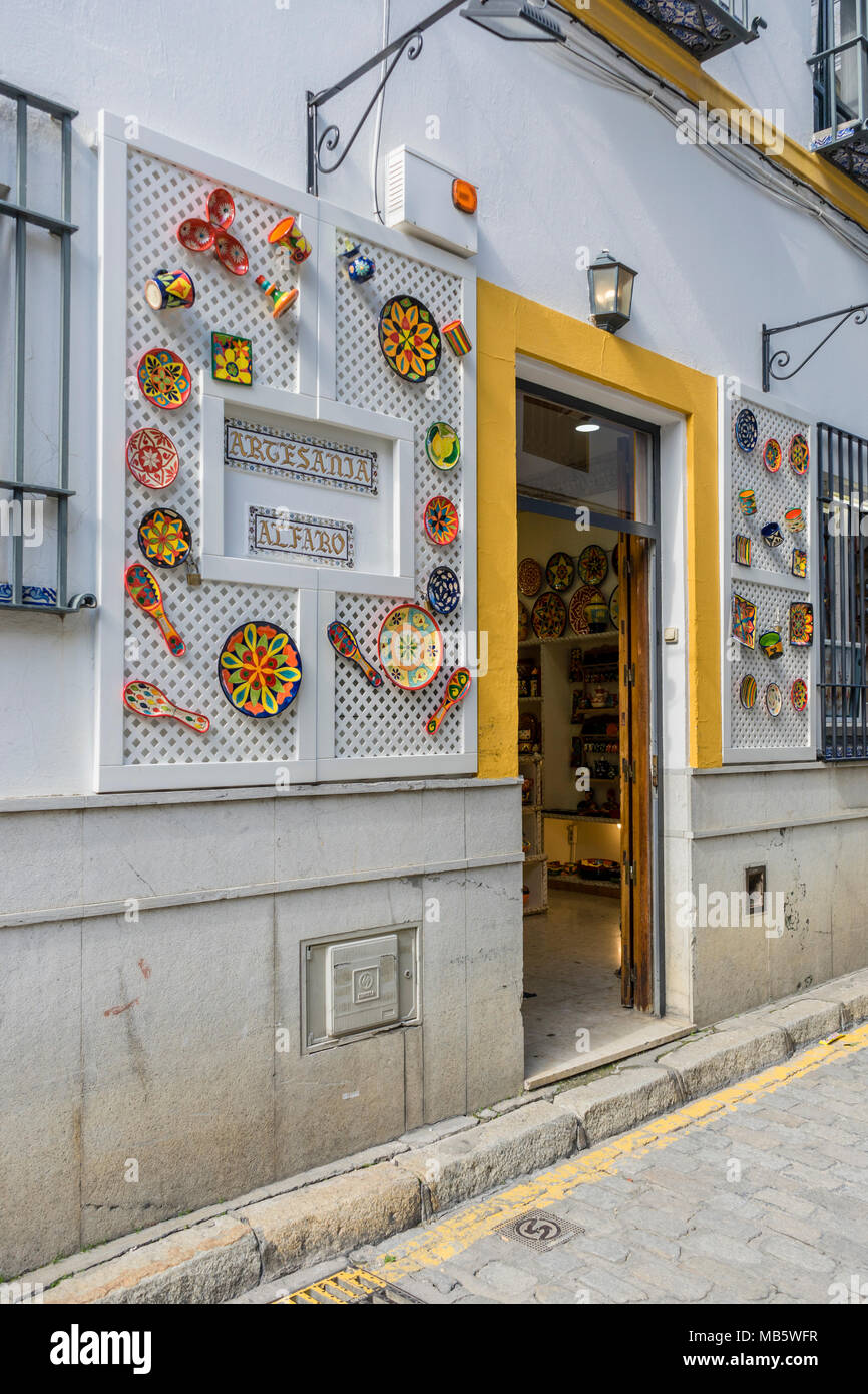 La Artesanía Alfaro negozio di ceramiche nel vecchio quartiere della città Spagnola di Siviglia, in Andalusia, Spagna Foto Stock