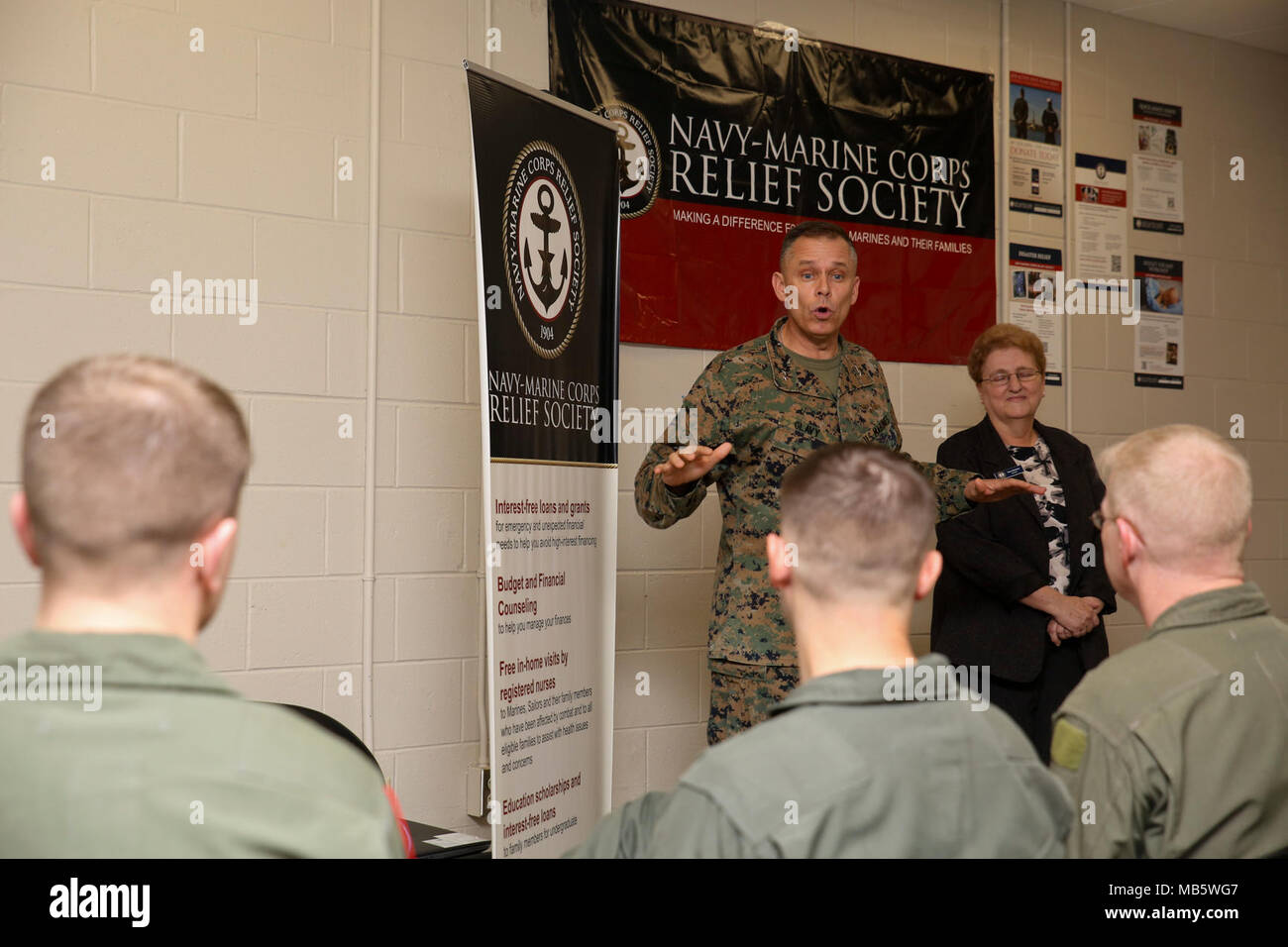 Il Mag. Gen. Matteo Glavy e Pam indirizzo Mentzer Marines e marinai a bordo di Marine Corps Air Station Beaufort Feb. 23. Glavy l'intento è stato quello di diffondere la consapevolezza per la Navy-Marine Corps Relief Society e il modo in cui i loro sforzi possono beneficiare Marines, i marinai e le loro famiglie. Glavy è il comandante generale di 2 aeromobili Marina Wing e Mentzer è il direttore NMCRS a bordo Marine Corps Air Station Beaufort. Foto Stock