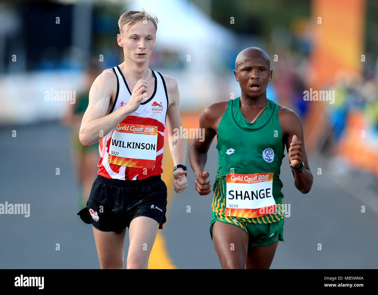 L'Inghilterra del Callum Wilkinson (sinistra) e del Sudafrica Lebogang Shange competere negli uomini 20km di corsa a piedi finale al Currumbin spiaggia durante il giorno quattro del 2018 Giochi del Commonwealth in Gold Coast, Australia. Foto Stock