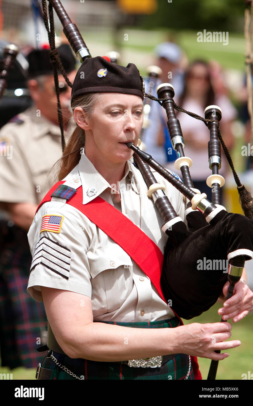 Una donna non identificato suona la cornamusa al grande festival, un festival che celebra la Gran Bretagna e il Regno Unito, maggio 25, 2013 in Atlanta, GA. Foto Stock