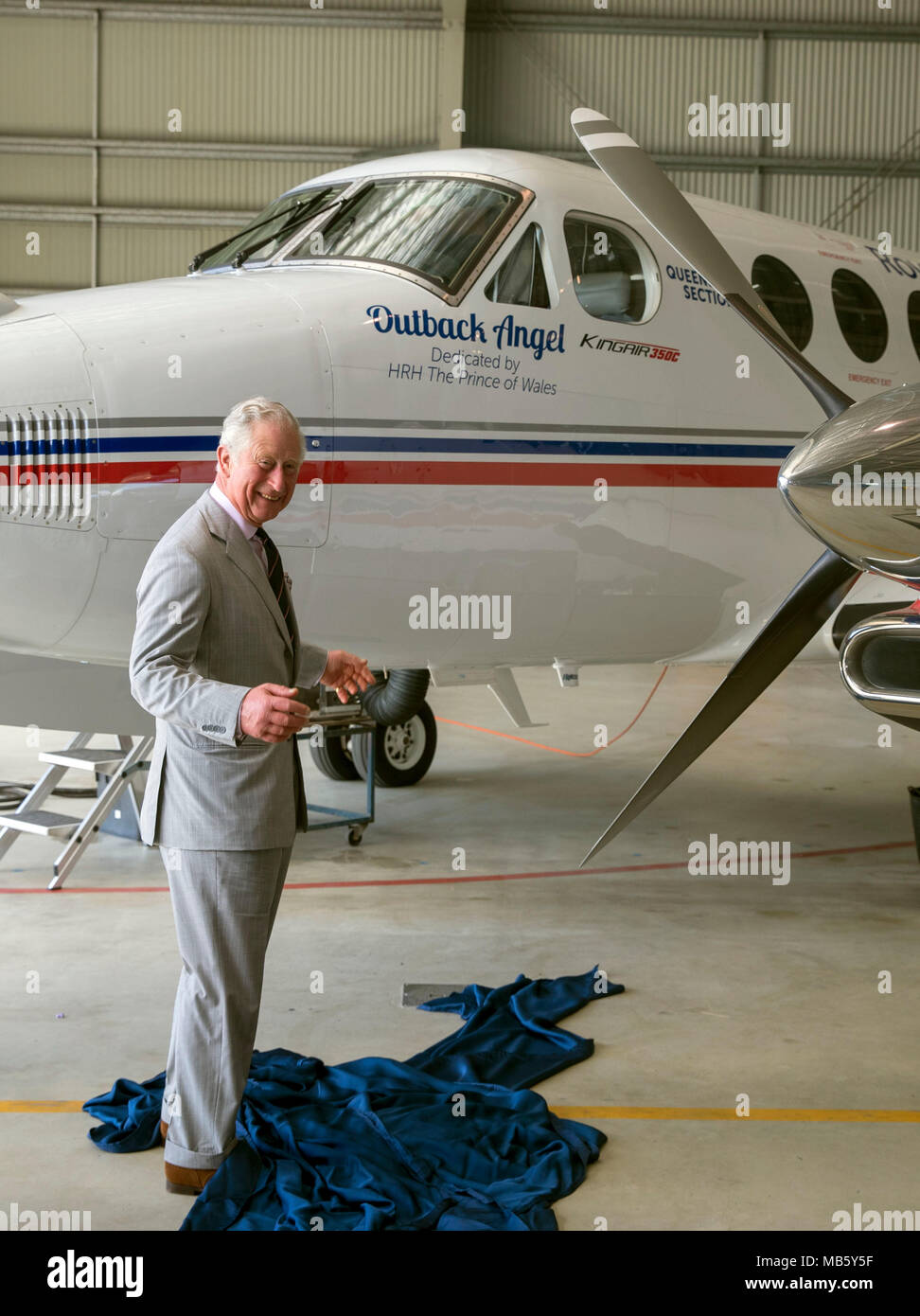 Il Principe del Galles nomina ufficialmente la nuova 'unità di terapia intensiva del cielo' un aereo Super King Air B350 presso la base Royal Flying Doctors Service di Cairns durante il quinto giorno del suo tour in Australia. Foto Stock