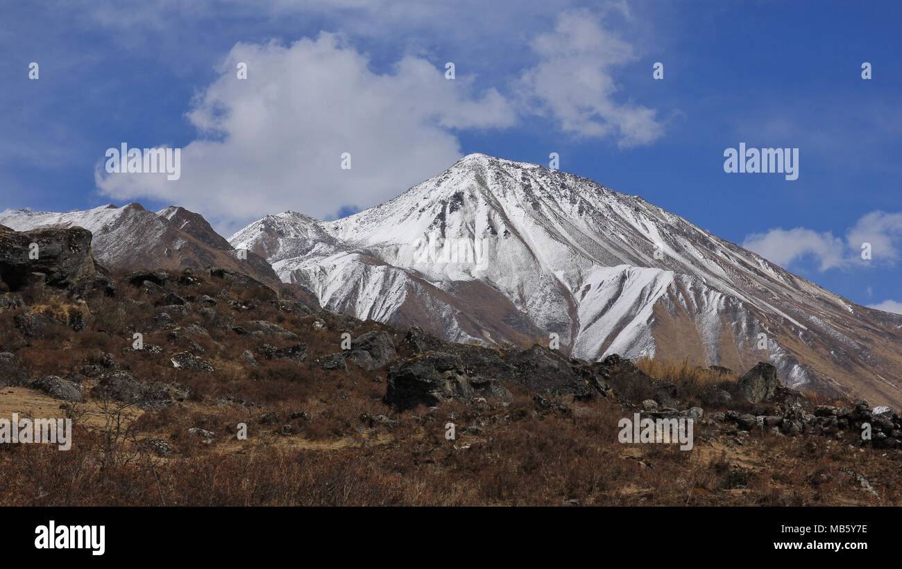 Montagna popolari e dal punto di vista Tserko Ri su una giornata di primavera. Langtang valley, Nepal. Foto Stock