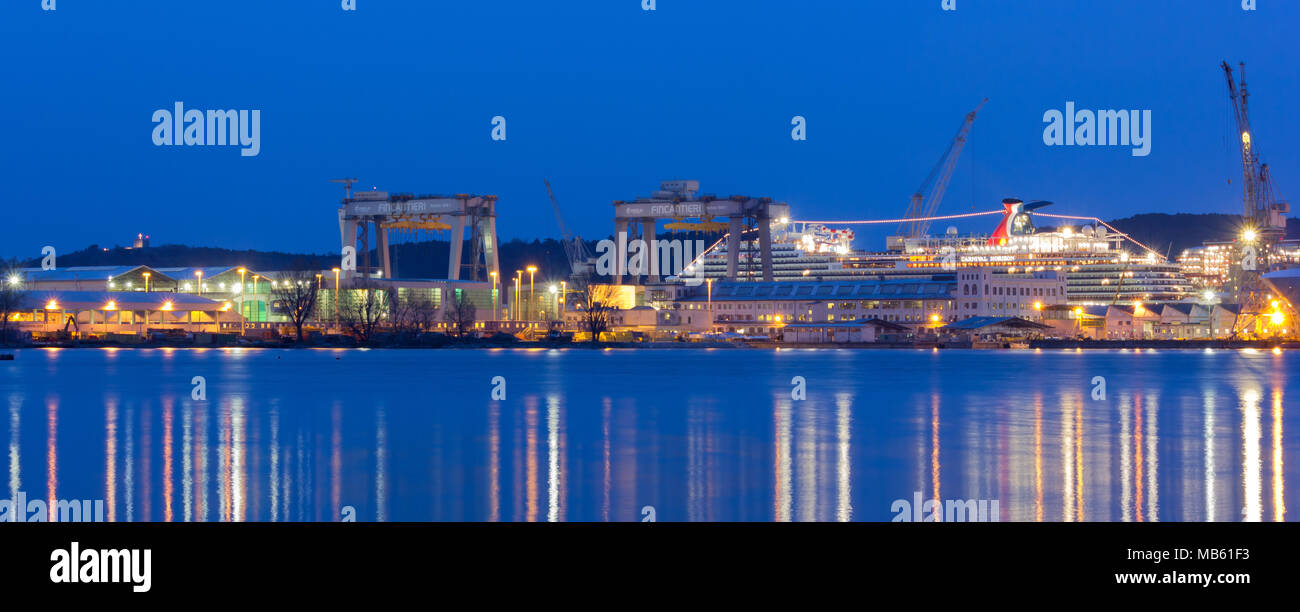 MONFALCONE, Italia - 27 Marzo 2018: Monfalcone cantieri navali con orizzonte di carnevale gigantesca nave da crociera la sera prima della sua consegna Foto Stock