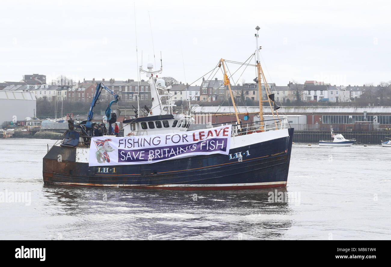 Una flottiglia di pescherecci che lascia il sud scudo pesce Quay, nei pressi di Newcastle nel corso di una protesta organizzata dalla campagna per un indipendente la Gran Bretagna e la pesca per lasciare, contro la trattativa che vedrà il Regno Unito di obbedire alla politica comune della pesca per il periodo di transizione di Brexit. Foto Stock