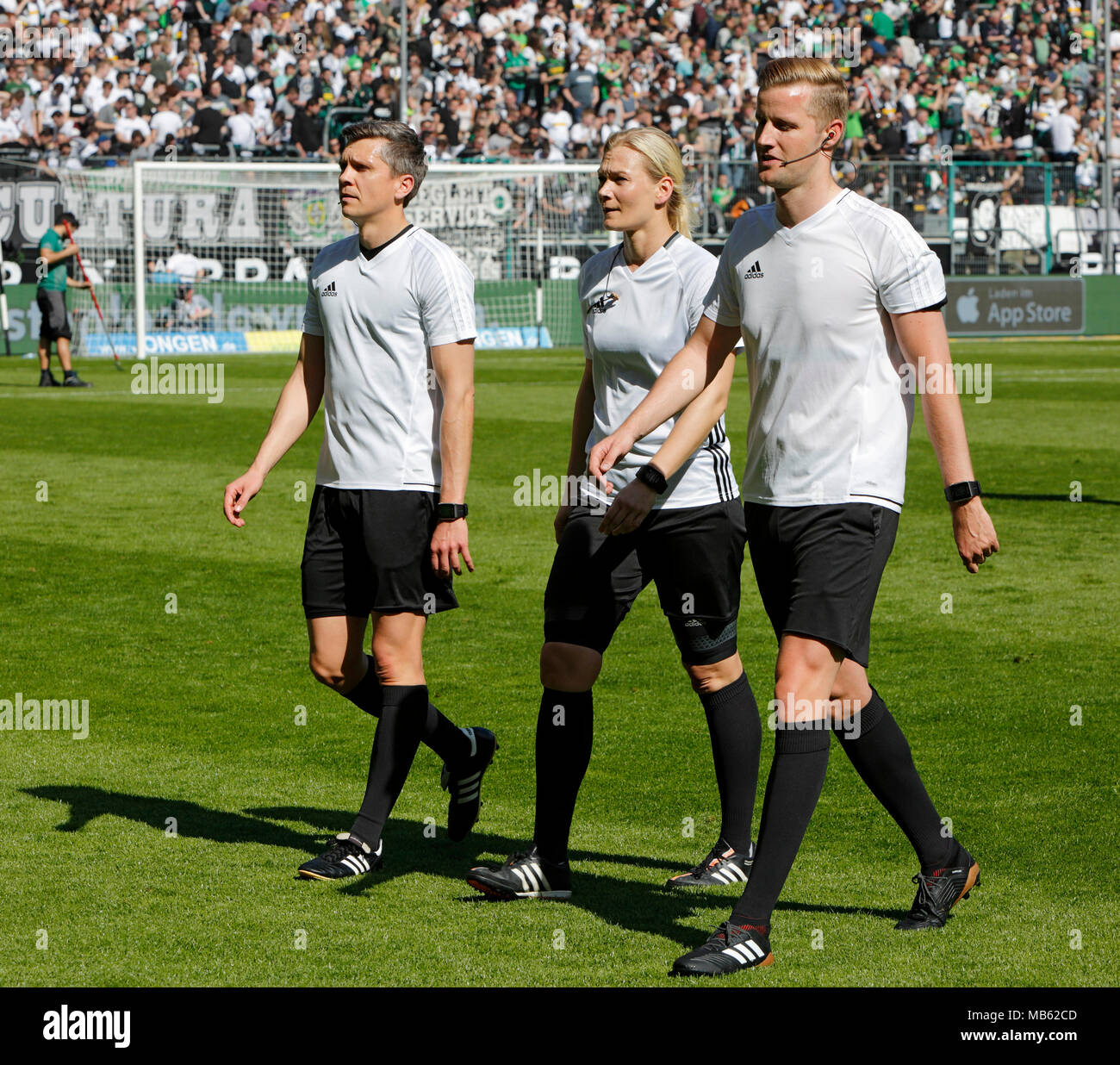 Sport, calcio, Bundesliga, 2017/2018, Borussia Moenchengladbach vs Hertha BSC Berlin 2:1, Stadio Borussia Park, corrispondono a funzionari, assistente f.l.t.r. Thomas Stein, arbitro Bibiana Steinhaus, assistente Arne Aarnink Foto Stock