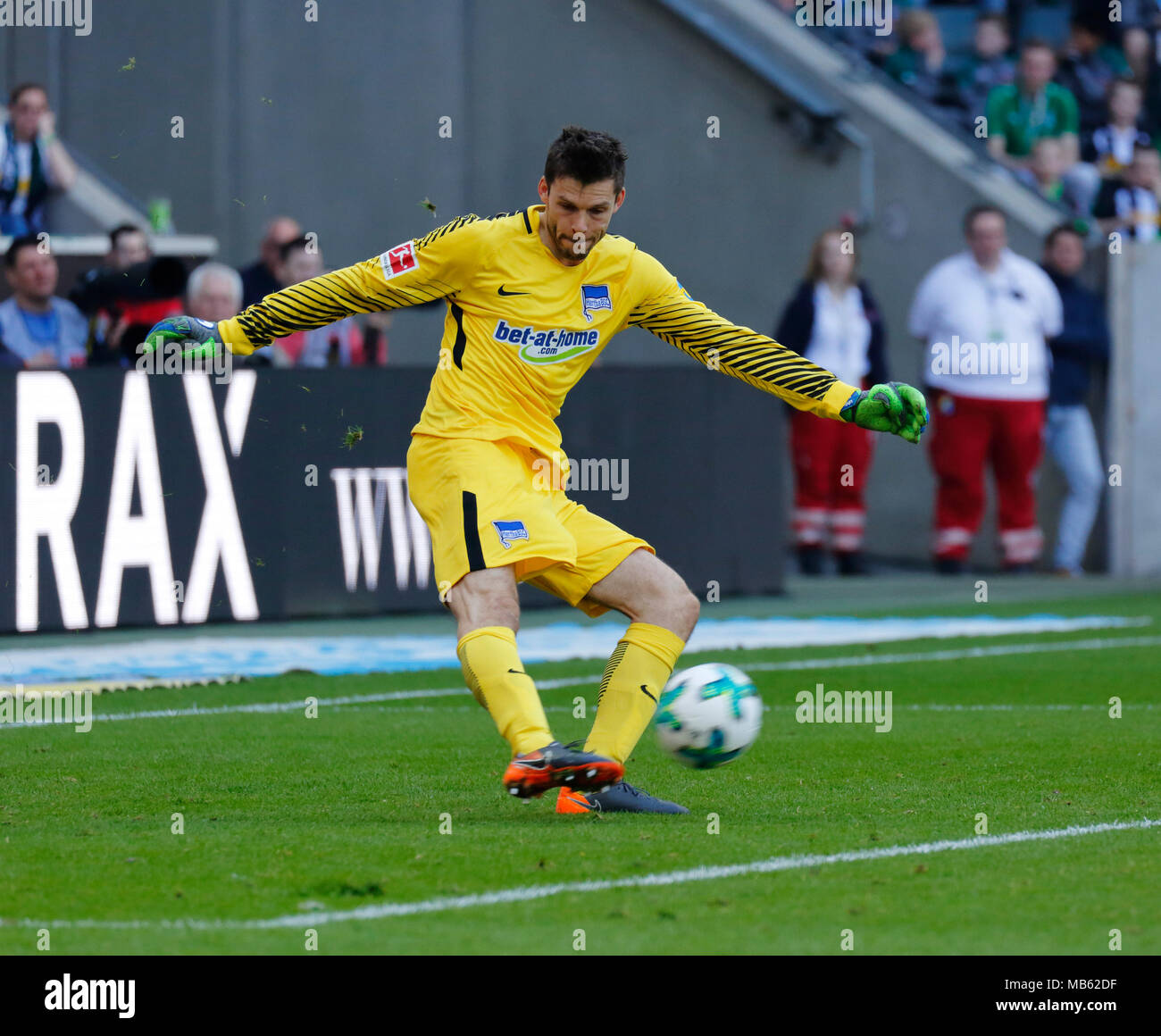 Sport, calcio, Bundesliga, 2017/2018, Borussia Moenchengladbach vs Hertha BSC Berlin 2:1, Stadio Borussia Park, scena del match, obiettivo calcio dal detentore di Rune Jarstein (Hertha) Foto Stock