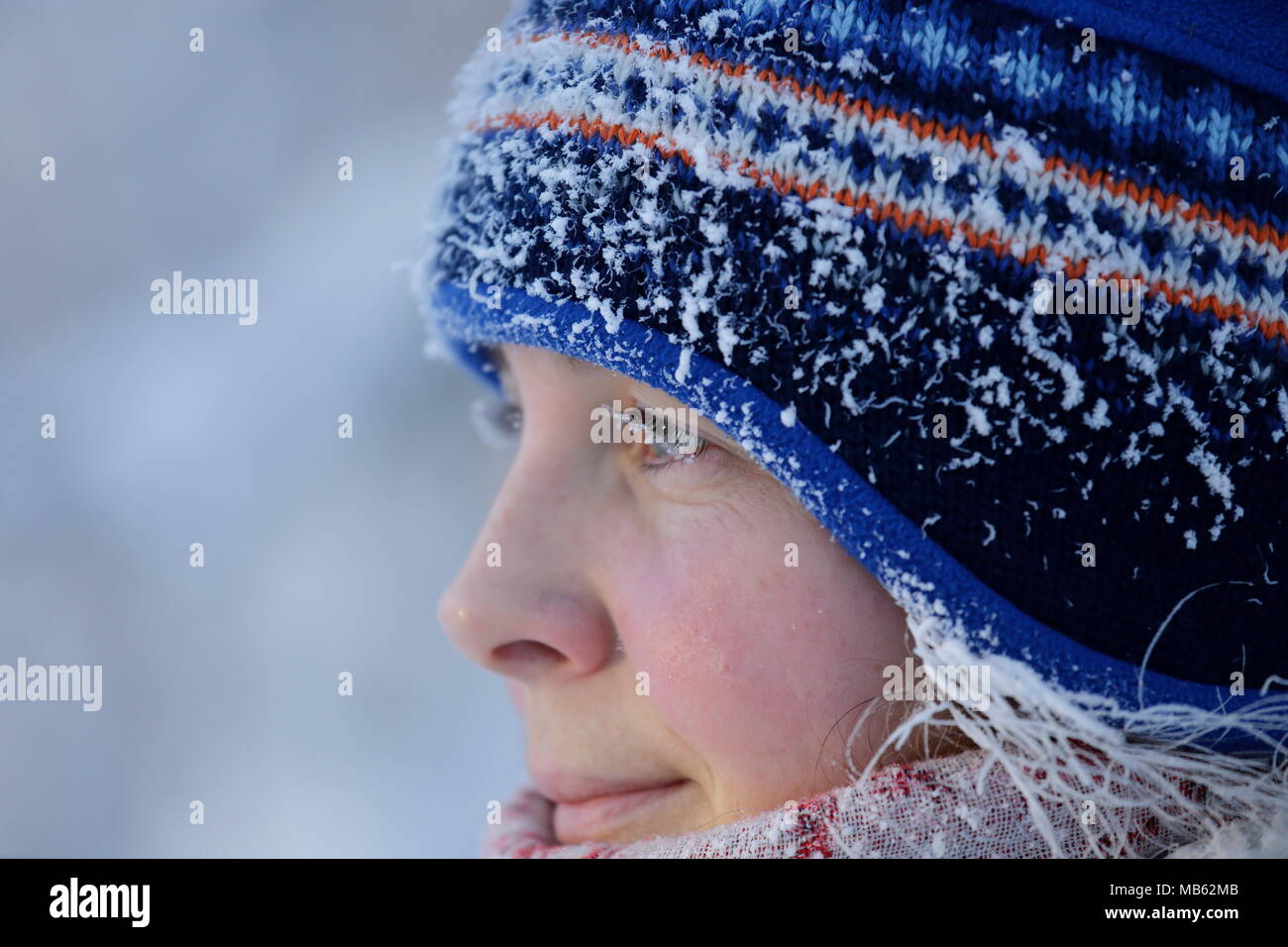 Giovane donna in un clima freddo Foto Stock