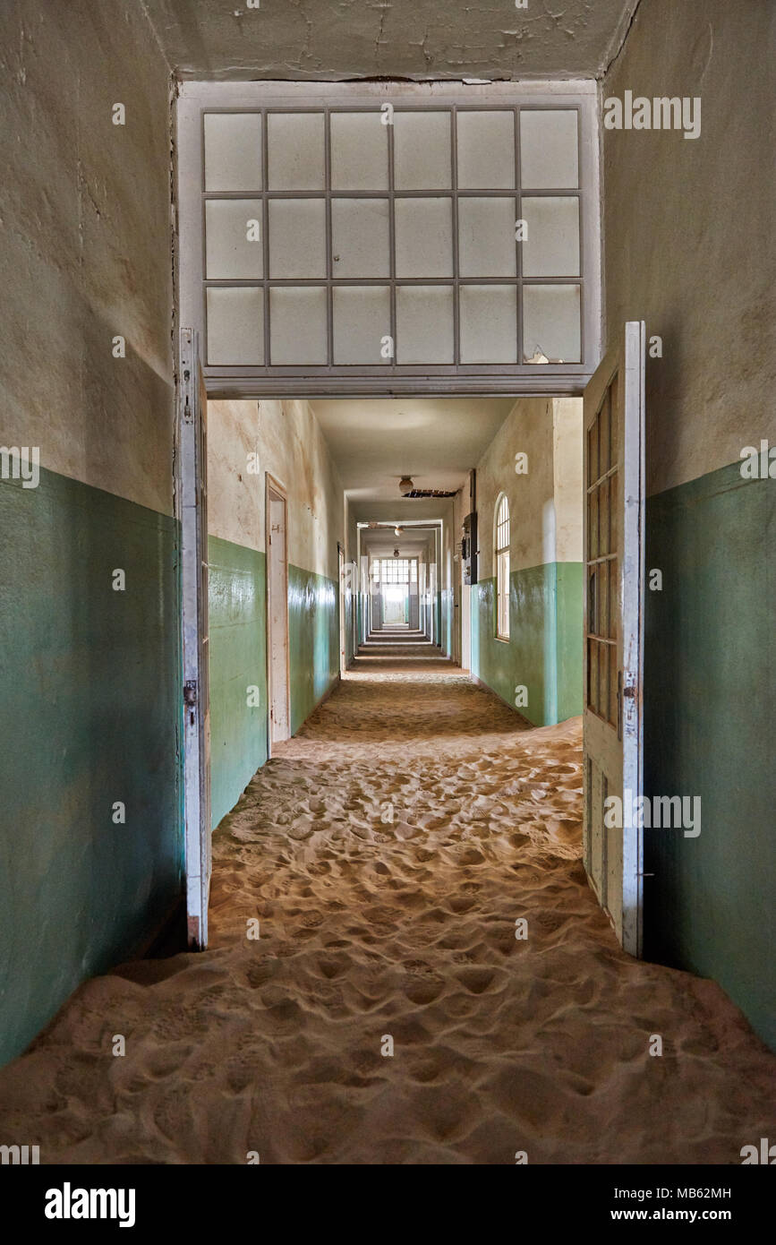 Vecchio ospedale camere riempite con sabbia in Kolmanskop città fantasma, Luderitz, Namibia, Africa Foto Stock