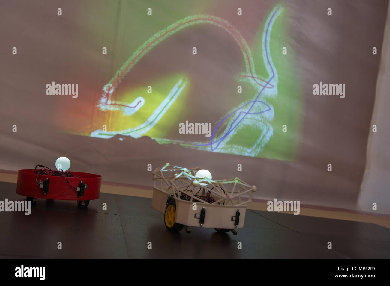 Roma. Maker Faire edizione europea, Auditorium Parco della Musica. Green Tales & Hacklab Terni presenta "1101 Robot caotica". L'Italia. Foto Stock