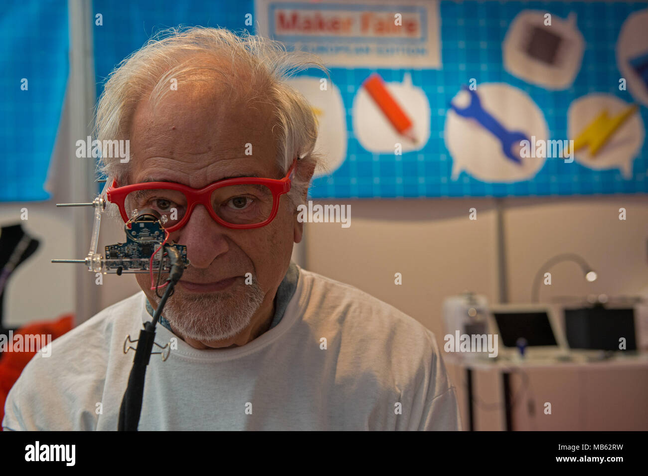 Roma. Maker Faire edizione europea, Auditorium Parco della Musica. Eyewriter è un modo facile per costruire il dispositivo che, mediante il rilevamento del movimento della pupilla, m Foto Stock