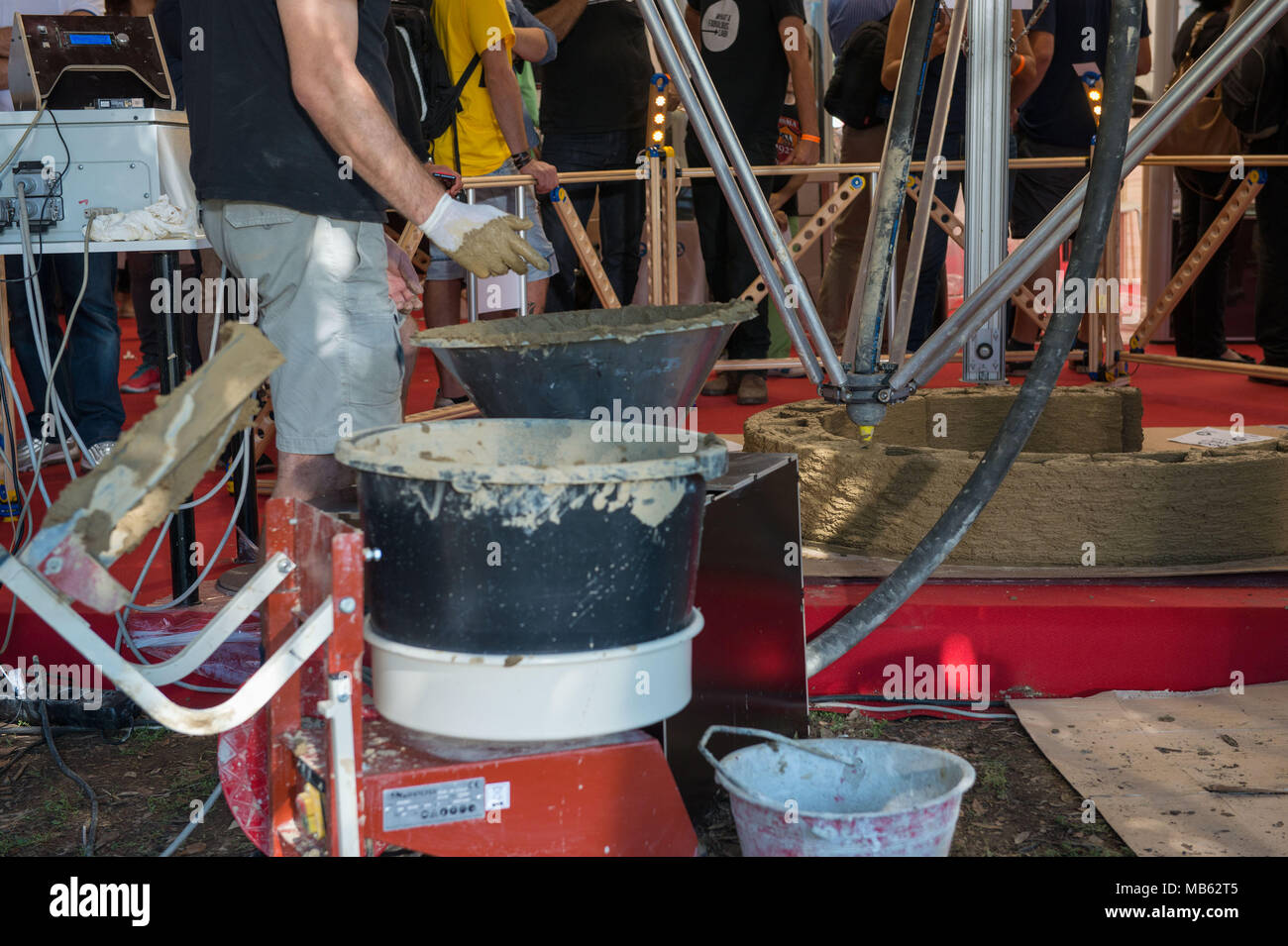 Roma. Maker Faire edizione europea, Auditorium Parco della Musica. WASP ha costruito un 6-metro alto stampante 3D per argilla e sabbia e costruzione. L'Italia. Foto Stock