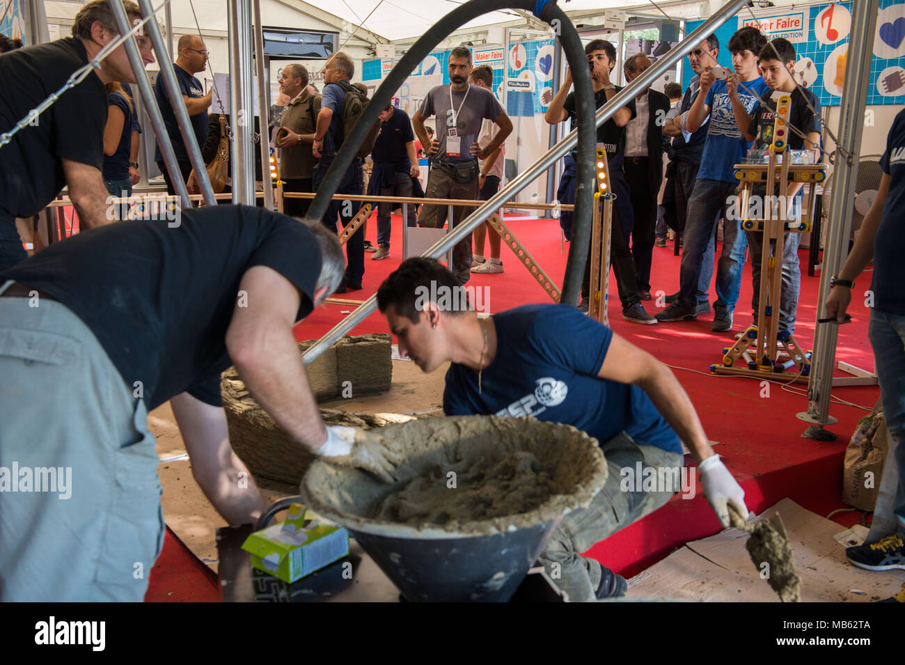Roma. Maker Faire edizione europea, Auditorium Parco della Musica. WASP ha costruito un 6-metro alto stampante 3D per argilla e sabbia e costruzione. L'Italia. Foto Stock