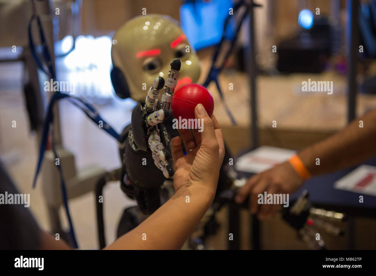 Roma. Maker Faire edizione europea, Auditorium Parco della Musica. La struttura iCub conduce Istituto Italiano di Tecnologia di ricerca e sviluppo tecnologico Foto Stock