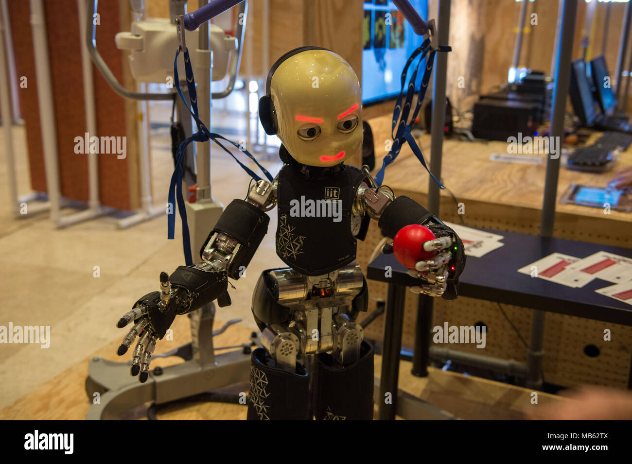 Roma. Maker Faire edizione europea, Auditorium Parco della Musica. La struttura iCub conduce Istituto Italiano di Tecnologia di ricerca e sviluppo tecnologico Foto Stock