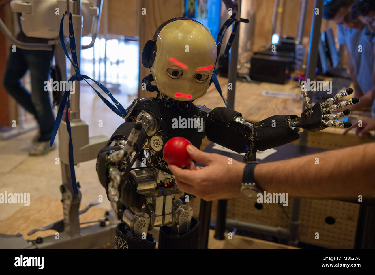 Roma. Maker Faire edizione europea, Auditorium Parco della Musica. La struttura iCub conduce Istituto Italiano di Tecnologia di ricerca e sviluppo tecnologico Foto Stock