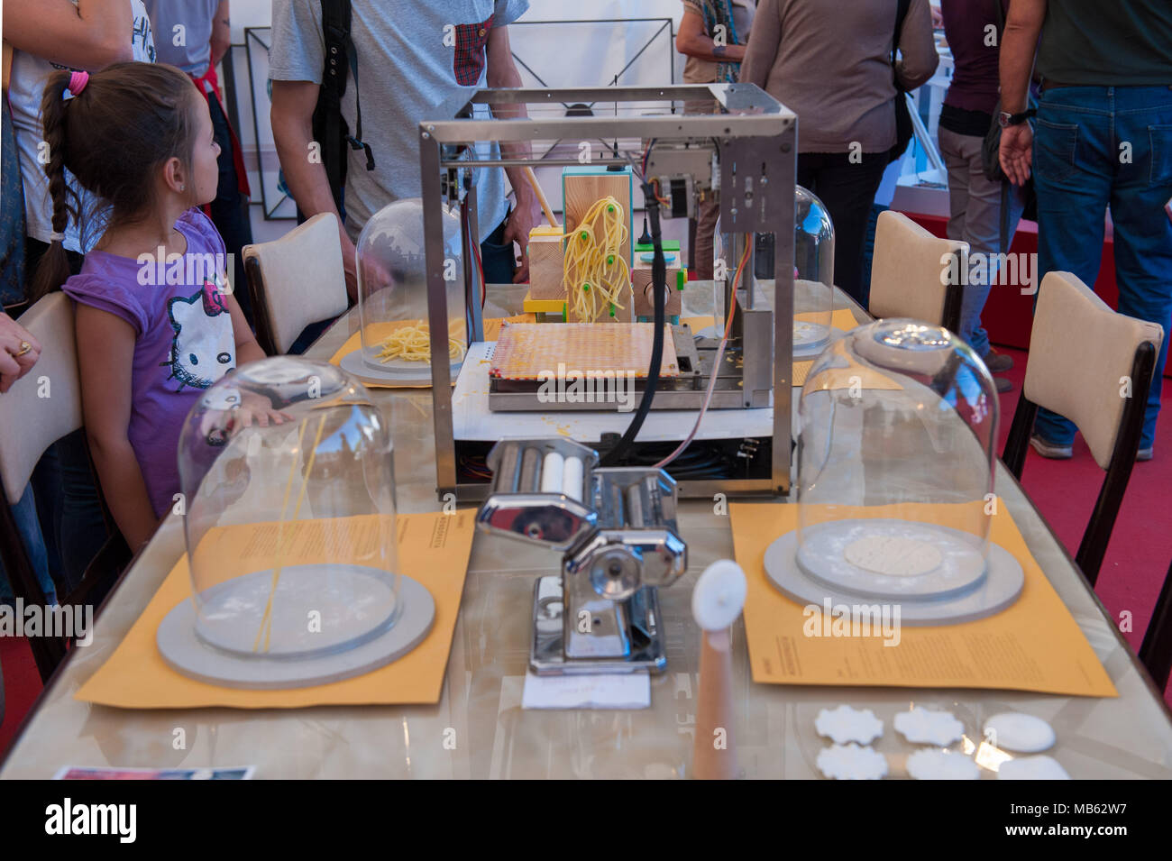 Roma. Maker Faire edizione europea, Auditorium Parco della Musica. Tridimensionale di stampante per la produzione istantanea di pasta in un ampia varietà di shap Foto Stock