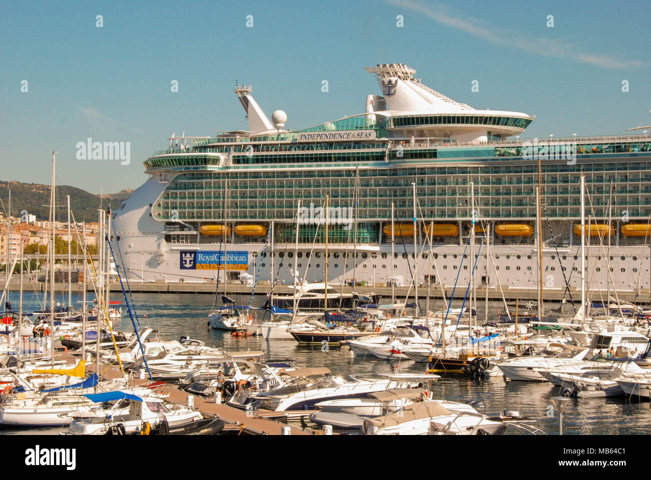 Vista panoramica della marina con la nave da crociera indipendenza dei mari in background Foto Stock