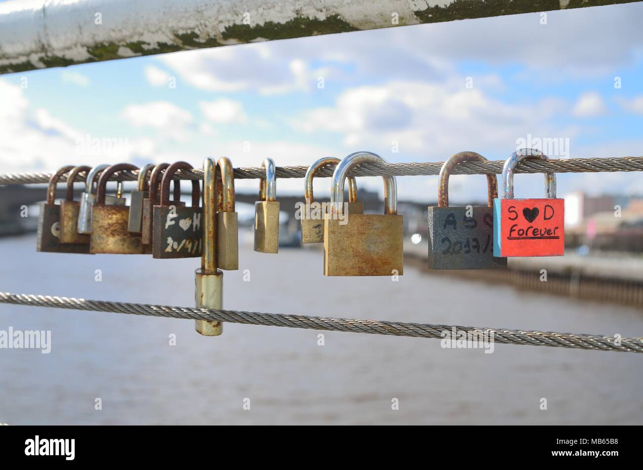 Blocca attaccato al ponte Foto Stock