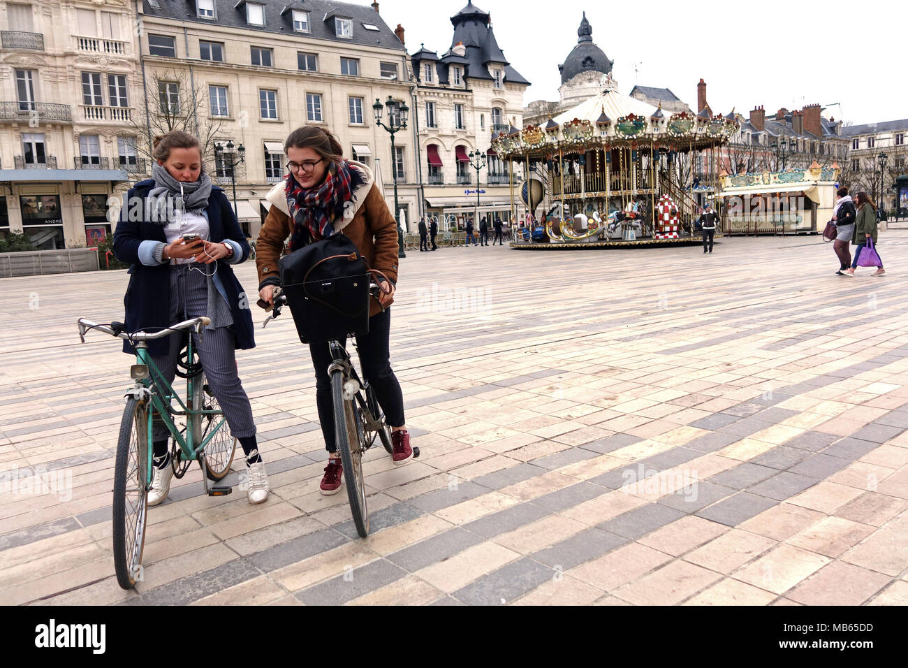 Le ragazze in bici in Orleans, Francia, 2018 Foto Stock