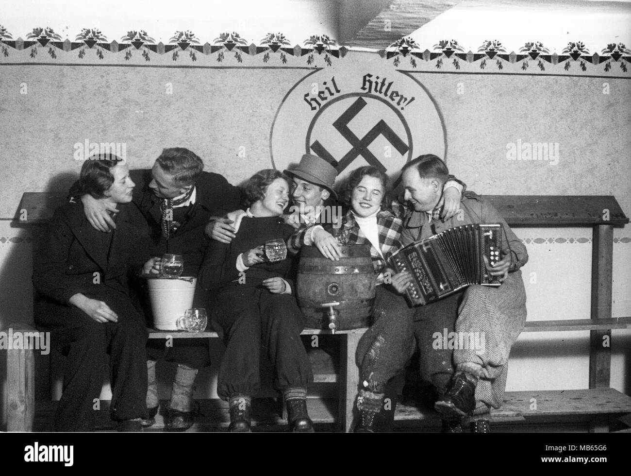 Un gruppo di giovani tedeschi bere birra sotto un Heil Hitler svastica in Vogelsberg Germania 1933 Deutschland 1930s Foto Stock