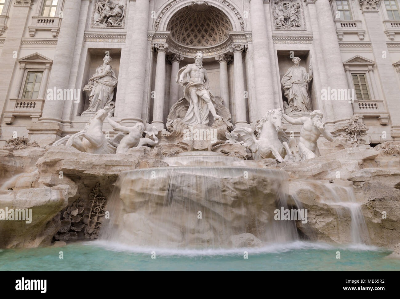 Vista frontale della Fontana di Trevi a Roma. Italia Foto Stock