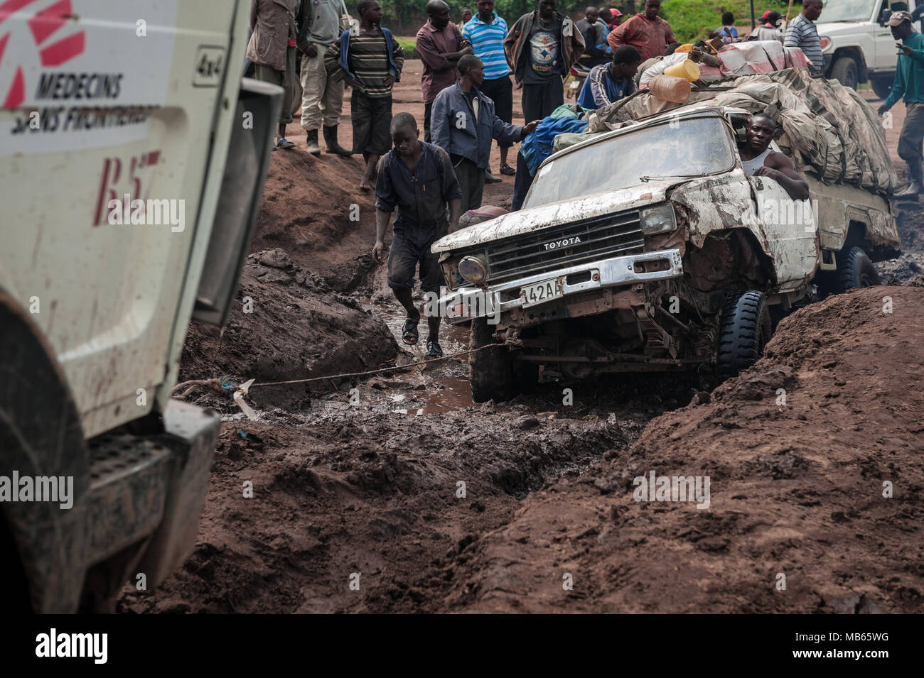 Una Ong internatiional consente di trascinare gli operatori di un veicolo attraverso un tratto di strada tra Goma e Masisi nell est della Repubblica Democratica del Congo Foto Stock