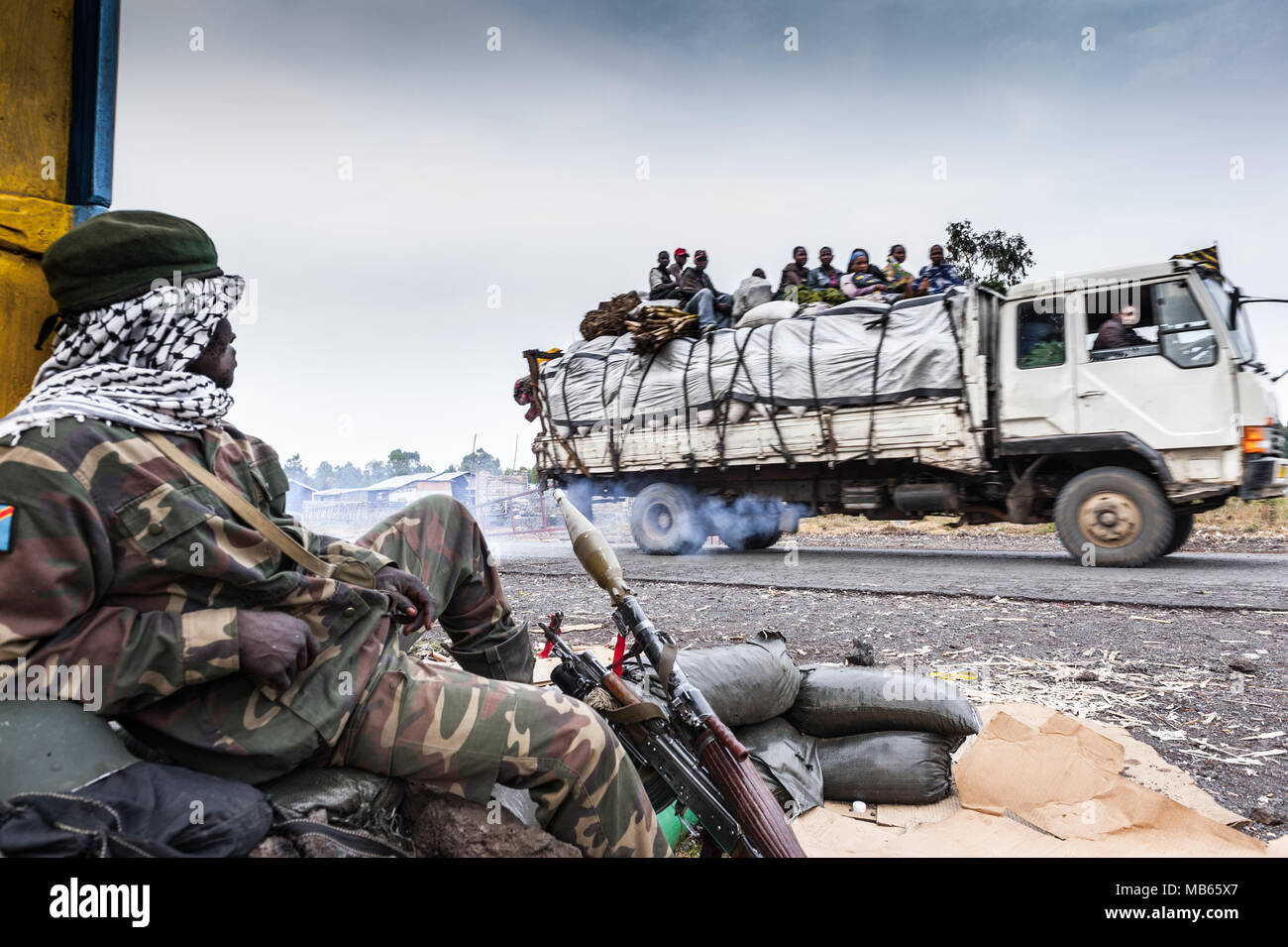 Un soldato FARDC in un checkpoint nei pressi di Goma, est della Repubblica Democratica del Congo Foto Stock