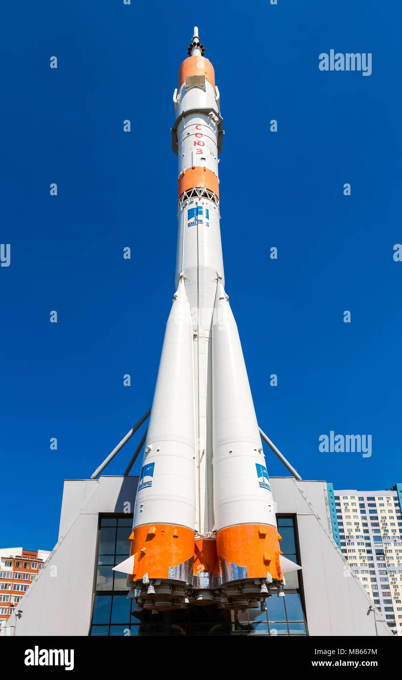 Samara, Russia - 25 Maggio 2017: vera navicella spaziale Soyuz come monumento contro il cielo blu. Soyuz di veicoli di lancio è più frequentemente utilizzati di veicoli di lancio Foto Stock