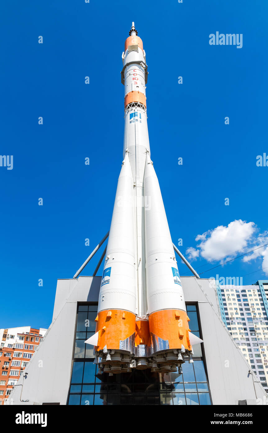 Samara, Russia - 25 Maggio 2017: vera navicella spaziale Soyuz come monumento contro il cielo blu. Soyuz di veicoli di lancio è più frequentemente utilizzati di veicoli di lancio Foto Stock