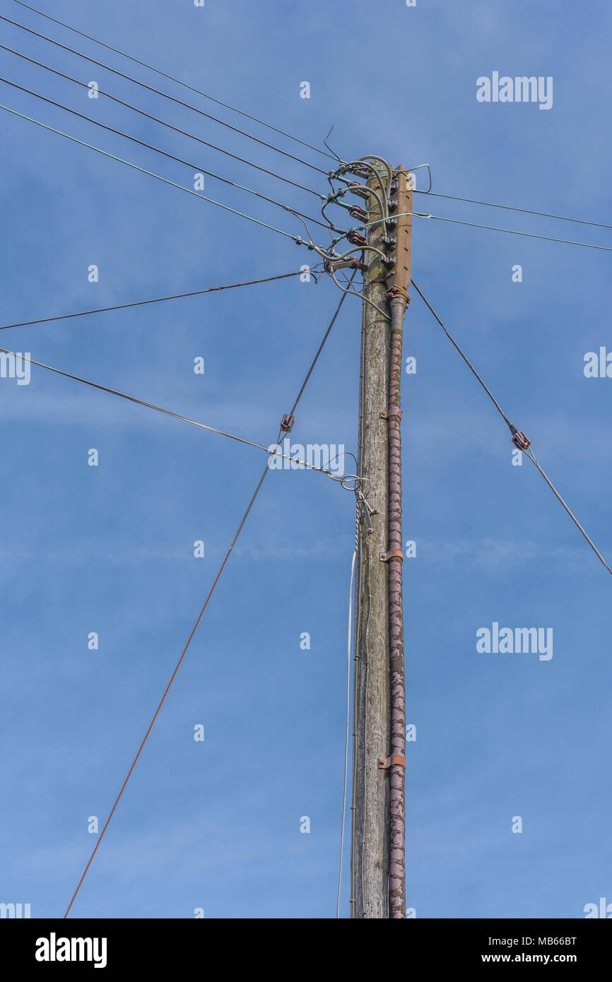 Locali domestici overhead di rete di distribuzione di energia elettrica la pole per case in Bodmin, Cornwall. Elettricità per uso domestico concetto. Foto Stock