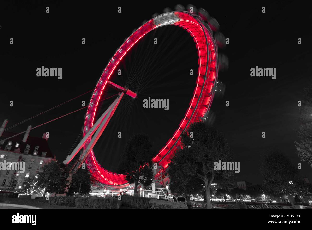 LONDON EYE di notte, rosso IN BIANCO E NERO Foto Stock