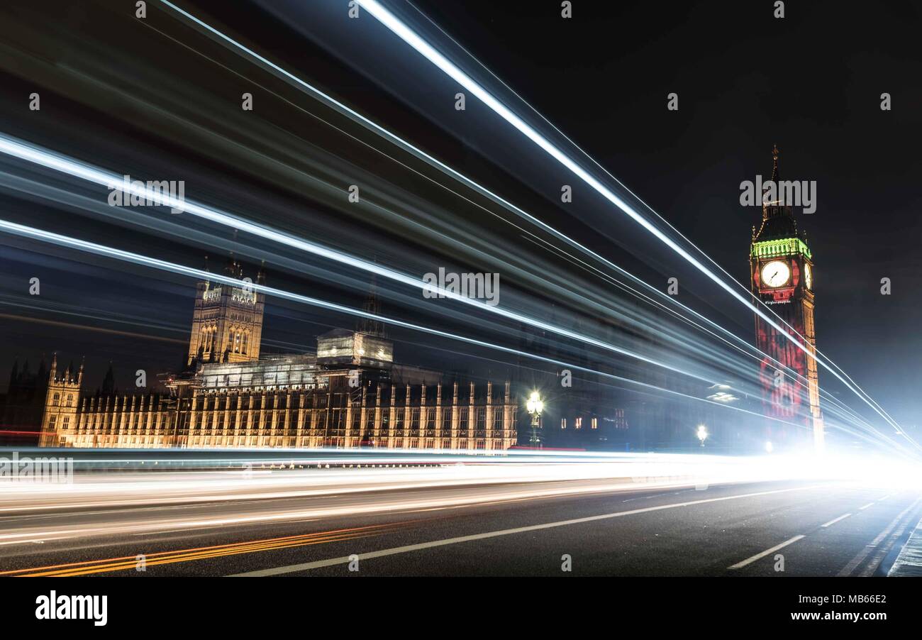 Il parlamento di Westminster Bridge con sentieri per auto Foto Stock