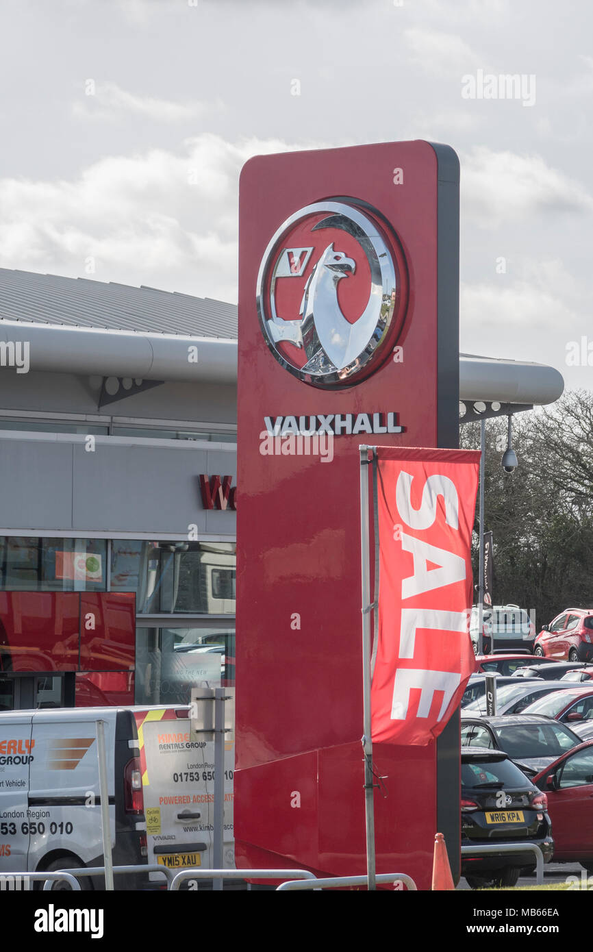 Vauxhall Motors logo segno in una sala di esposizione (West End motori) in Bodmin, Cornwall. Metafora per Vauxhall crollo delle vendite. Foto Stock