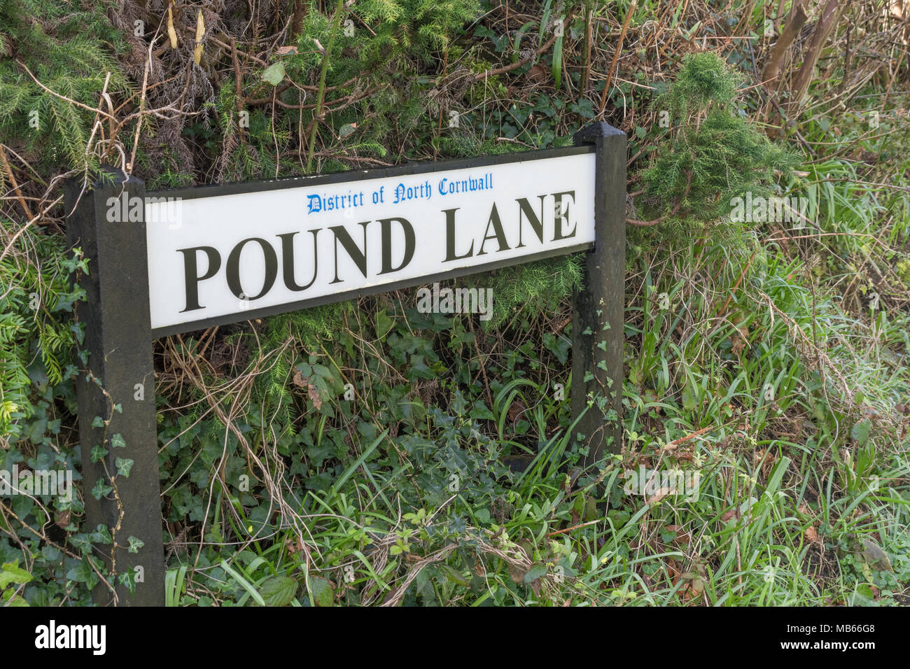 Via nome segno di Pound Lane a Bodmin, Cornovaglia. Possibile metafora per le finanze personali, finanza e questioni di denaro, cartelli stradali Regno Unito. Foto Stock