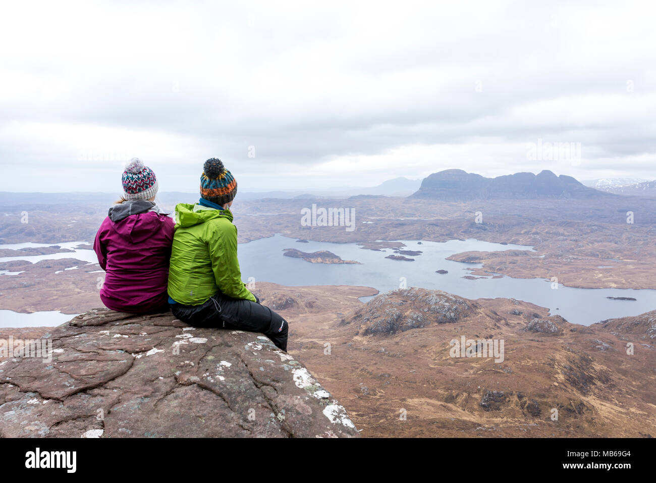 L uomo e la donna in cima a una montagna nelle Highlands scozzesi Foto Stock