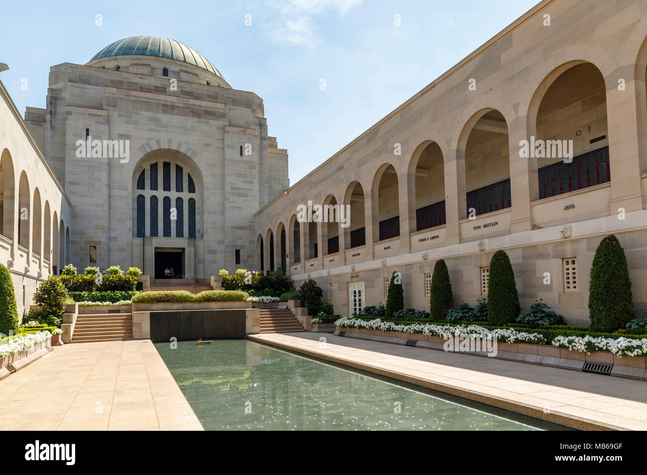 Piscina riflettente e la fiamma eterna presso l'Australian War Memorial, Canberra, Australia Foto Stock