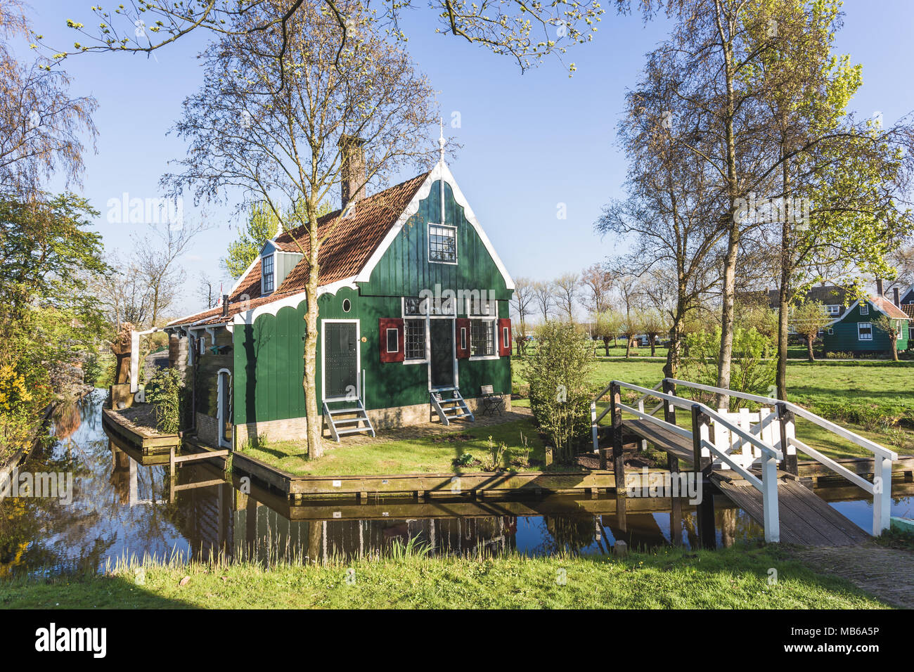 Conserve di case storiche a Zaanse Schans sulle rive del fiume Zaan, nei pressi di Amsterdam Zaandam, North Holland, Paesi Bassi Foto Stock