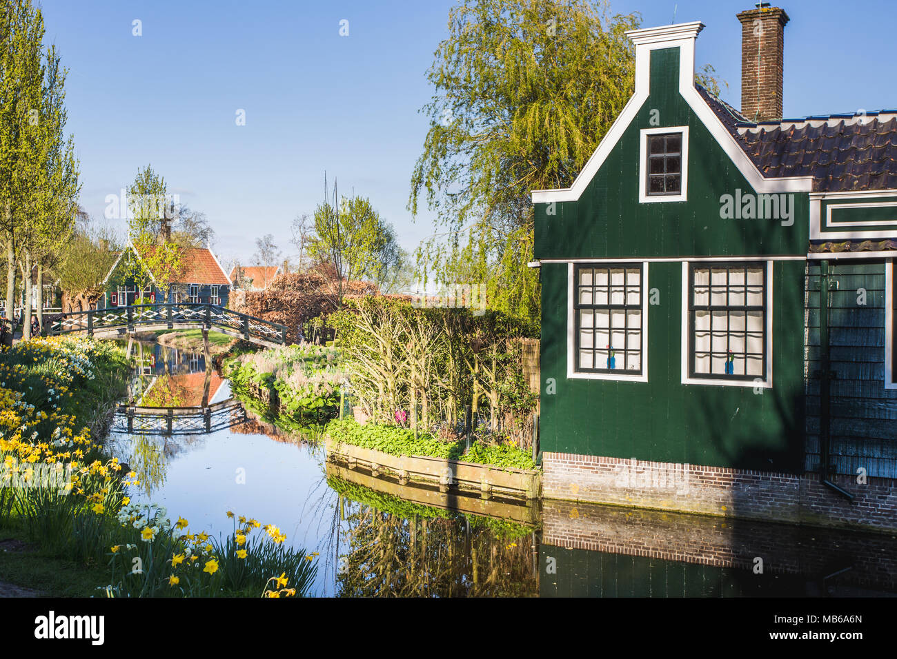 Conserve di case storiche a Zaanse Schans sulle rive del fiume Zaan, nei pressi di Amsterdam Zaandam, North Holland, Paesi Bassi Foto Stock