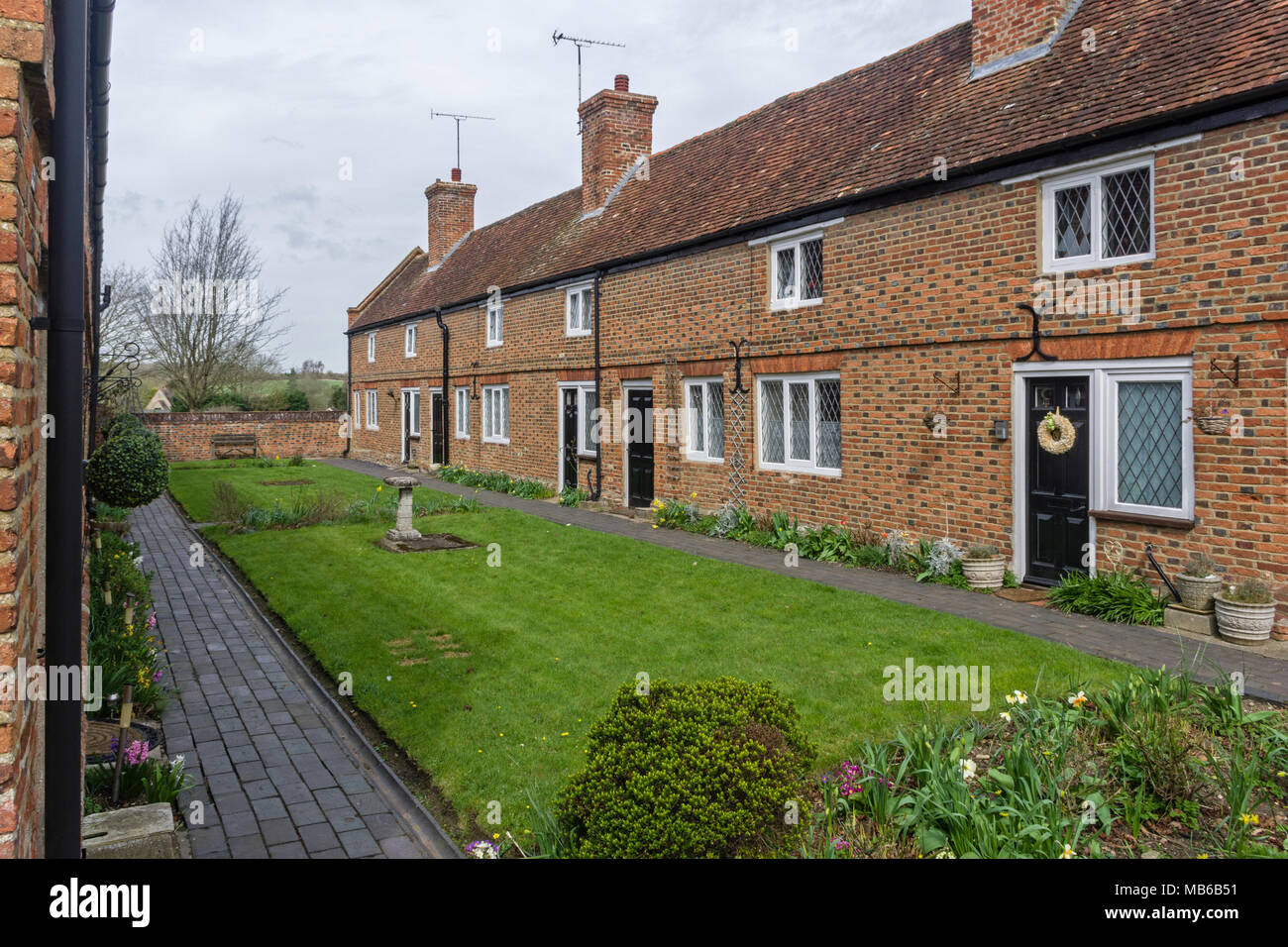 Due righe del XVII secolo gli ospizi di carità nel villaggio di Ravenstone, Buckinghamshire, UK; costruito da Heneage Finch, 1° Conte di Nottingham. Foto Stock