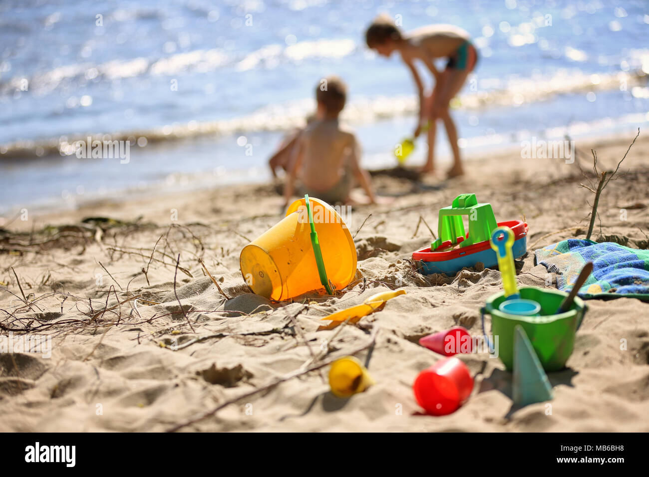 Bambini che giocano sulla spiaggia Foto Stock